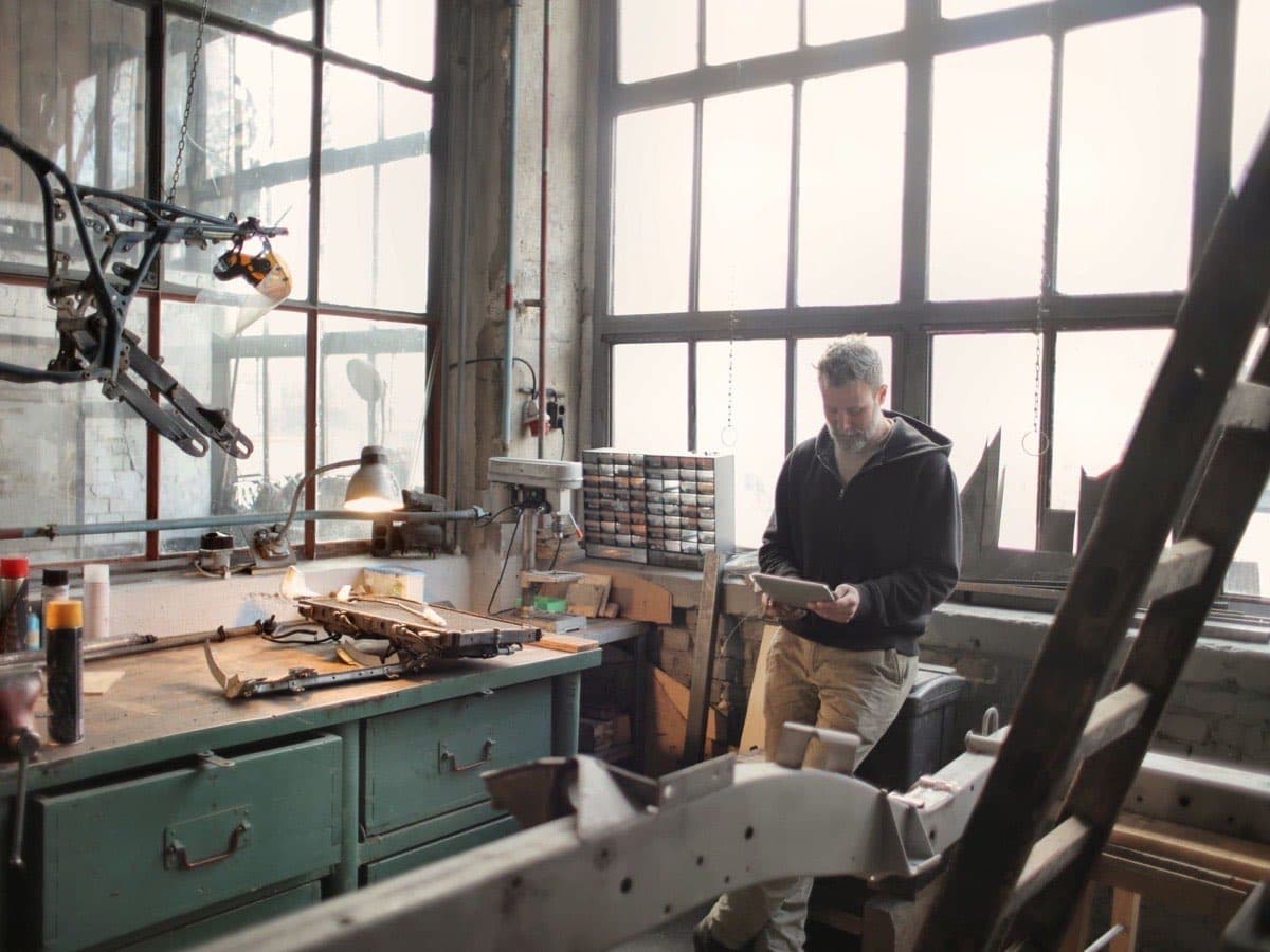 Un atelier, la lumière de la fenêtre sur l’établi